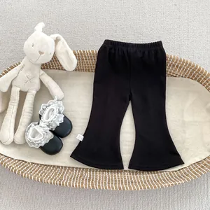 Détail du pantalon évasé noir pour bébé fille avec taille élastique et étiquette