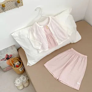 Dreiteiliges Set für Mädchen mit weißem Cardigan, rosa Tanktop und lockeren Shorts