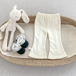 Détail du pantalon évasé crème pour bébé fille avec taille élastique et coton doux