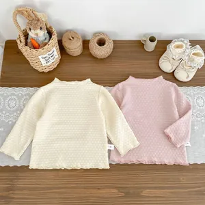 Baby-Langarmshirts aus Waffelstrick in Creme und Rosa mit gewellten Spitzenkanten