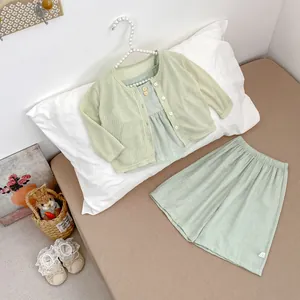 Hellgrünes Strick-Set für Mädchen mit Weste, Strickjacke und elastischen Shorts