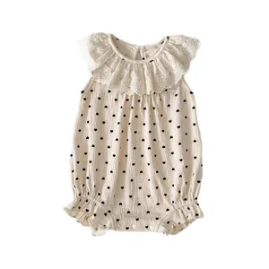 Barboteuse bébé sans manches avec col en dentelle et motifs de cœurs noirs sur coton crème