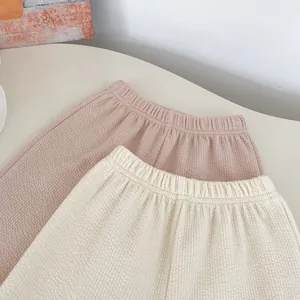 Detail von Seersucker-Baumwoll-Shorts mit elastischem Bund in Pink und Creme