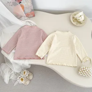 Details der Langarm-Strickoberteile für Babys mit Wellensaum und Waffelstruktur