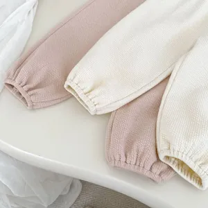Detail der Waffelstrick-Baumwollhose für Mädchen mit elastischen Bündchen in Rosa