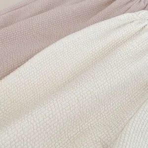 Detailaufnahme der Waffelstruktur von Baumwollsets für Mädchen in Flieder und Cremeweiß