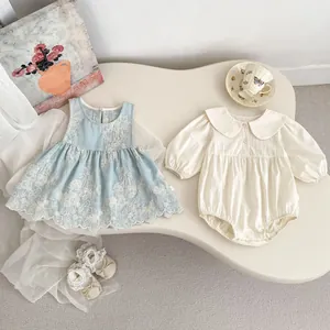 Baby-Set mit hellblauem besticktem Kleid, cremefarbenem Strampler und Lauflernschuhen