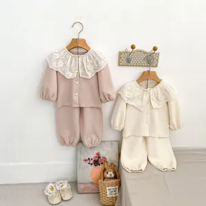 Detailaufnahme der Mädchen-Baumwoll-Loungewear mit filigranem floralem Spitzenkragen