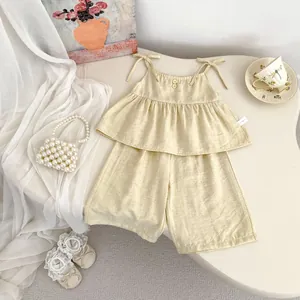 Detail von Baby Mädchen Sommer Set aus Baumwolle und Leinen mit Holzknöpfen und Trägern