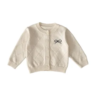 Baby Mädchen Strickjacke in Off-White mit Rautenmuster und feiner Schleifenstickerei