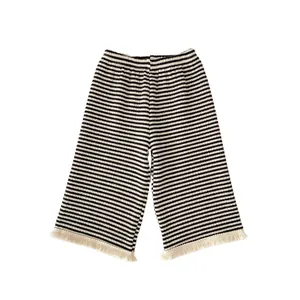 Pantaloni larghi a righe bianche e nere per bambina con orli a frange e vita elasticizzata