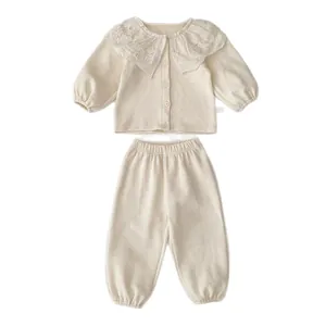 Beiges Baumwollset für Kleinkinder mit Langarmshirt und großem Spitzenkragen