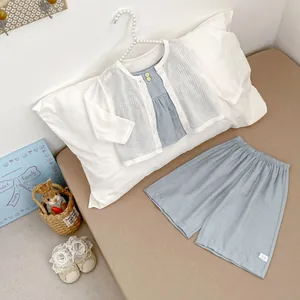 Detailaufnahme des Mädchen-Sommersets aus Baumwolle mit blauem Top und weißer Jacke