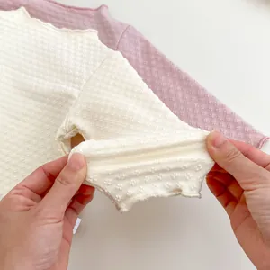 Baby Mädchen Langarmshirt aus Strick mit Wellensaum in Creme und Rosa Farbtönen