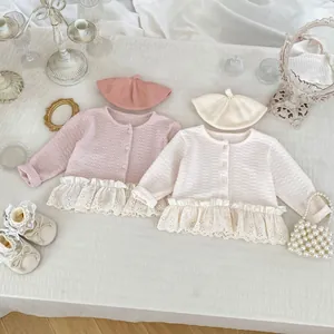 Cardigan in maglia neonata con bordo in pizzo e berretto coordinato in rosa e crema