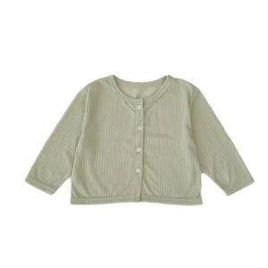 Hellgrüne Kinder-Strickjacke mit Rippenmuster und weißen Knöpfen als Sonnenschutz