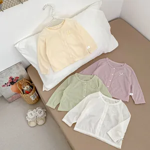 Détail de gilets de protection solaire pour bébé en quatre couleurs avec nœuds et maille