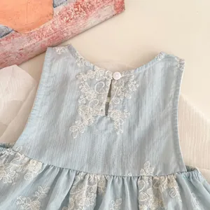 Detailansicht hellblaues Babykleid mit zarter weißer Blumenstickerei auf der Rückseite
