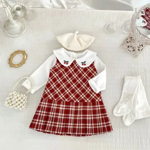 Set vestito a quadri per bambina con ricamo ciliegia e basco coordinato in piano