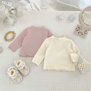 Detailansicht der Baby-Langarm-Strickoberteile und Schuhe mit Spitze und Rüschen