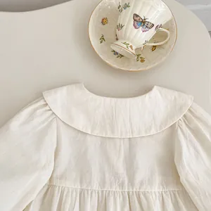 Detailansicht Baby Mädchen Vintage Strampler mit Peter Pan Kragen und Puffärmeln in Beige