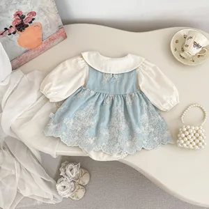 Flachbild von Vintage-Babykleidung mit Blumenstickerei und Spitzen-Accessoires