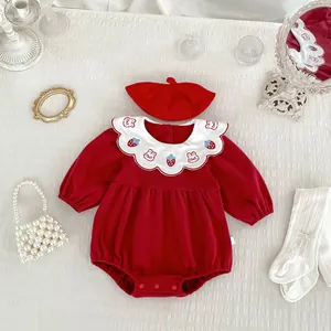 Completo body neonato rosso a maniche lunghe con colletto ricamato e basco