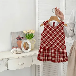 Abito a pieghe scozzese rosso per bambine con colletto vintage e stile accademico