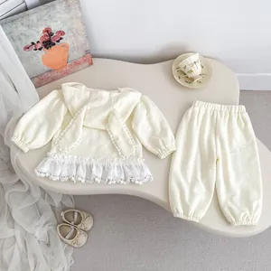 Détail de l'ensemble bébé avec capuche oreilles de lapin et bordure en dentelle blanche