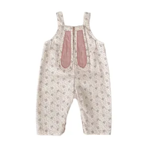 Blumiger Baby-Latzhose mit süßen 3D-Hasenohren, flach liegend auf weißem Hintergrund