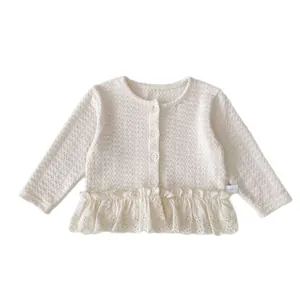 Cardigan in maglia per bambina con bordo in pizzo e dettagli floreali color crema
