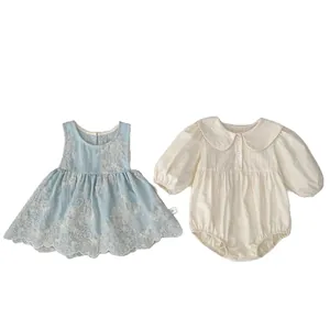 Zweiteiliges Baby-Mädchen-Set mit blauem Blumen-Spitzenkleid und weißem Langarm-Strampler