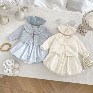 Baby Mädchen Kleidungsset mit Langarm-Strickjacke, Strampler-Kleid und passender Baskenmütze