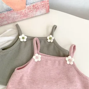 Detailopname van gebreide meisjesvesten met ribbels en decoratieve 3D-bloemen