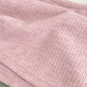 Roze geribde gebreide meisjesset met getextureerde stofdetails en verfijnde rand