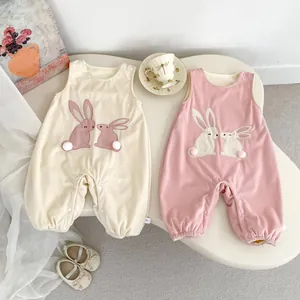 Détail de la broderie lapin et du tissu en peluche doux sur l'ensemble bébé d'automne