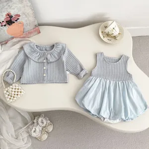 Hellblaues Strick-Set für Babys mit Strickjacke und Rüschen-Strampler Set