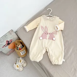 Barboteuse bébé avec broderie lapin, col dentelle et doublure polaire blanc crème