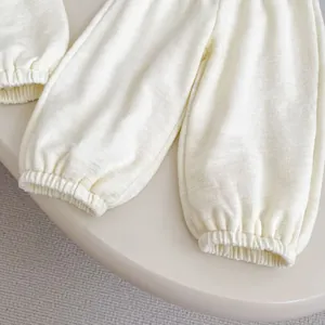 Détail du pantalon de jogging pour bébé crème avec poignets élastiques et maille douce