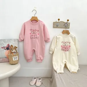 Détail de barboteuses bébé avec broderie lapin et motifs de tête de lapin 3D mignons