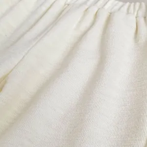 Gros plan sur le tissu éponge doux et la taille élastique d'un pantalon pour bébé
