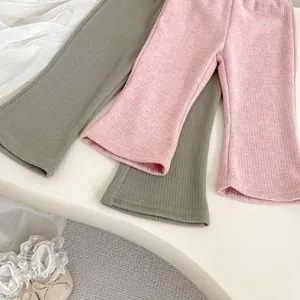 Detailweergave van geribbelde flared broek voor meisjes in olijfgroen en lichtroze