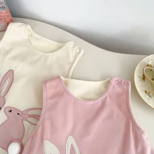 Détail de barboteuses pour bébé avec doublure en polaire et broderie lapin mignonne