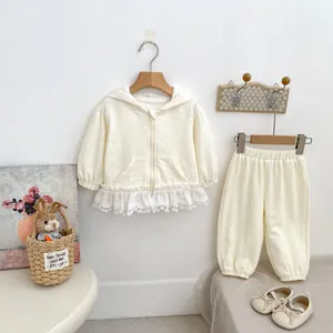 Détail d'un ensemble cardigan à capuche pour bébé fille avec dentelle et maille douce
