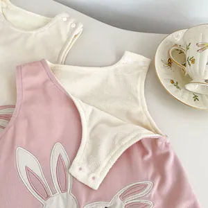 Détail de la combinaison bébé avec broderie lapin mignonne et doublure polaire douce