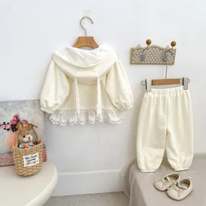 Ensemble fille à capuche avec ourlet en dentelle et pantalon assorti en blanc crème