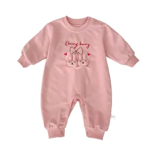 Barboteuse rose pour bébé avec motifs lapins et petits jouets en peluche intégrés