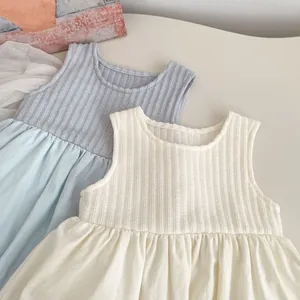 Detailansicht von zwei ärmellosen Babydress-Sets in Blau und Creme mit Strickstruktur