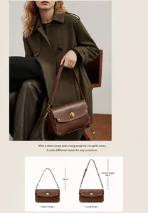 Détails du sac en cuir marron grainé avec boucles dorées et deux bandoulières amovibles