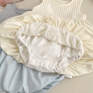 Details des gerippten Baby-Body-Kleides mit Schichtsaum und praktischen Druckknöpfen